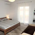 Modern Apartment By Umag Sea
